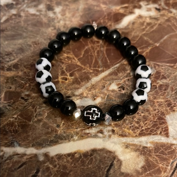 Hand Crafted 5.5 inch Stretch Black and White Cross Beaded Bracelet NWT - Picture 1 of 1